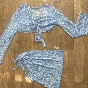 Fashion Nova Blue Long Sleeve Tie-Front Crop Blouse Coverup